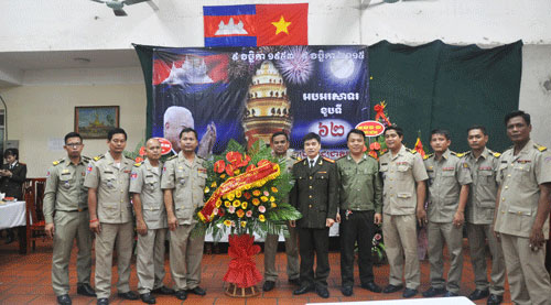 Đại diện lãnh đạo Cục Đối ngoại - Bộ Công an đến thăm và chúc mừng ngày Quốc khánh Vương quốc Campuchia